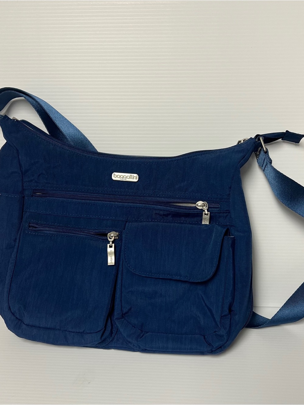 Baggallini Navy Everywhere Bag -excellent condition